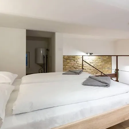 Apartament Stylish Loft Flat In The Heart Of