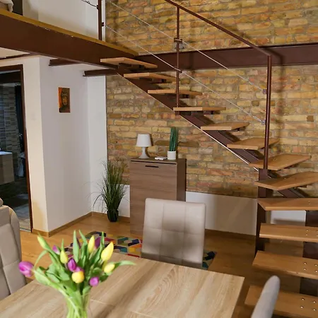 Stylish Loft Flat In The Heart Of بودابست